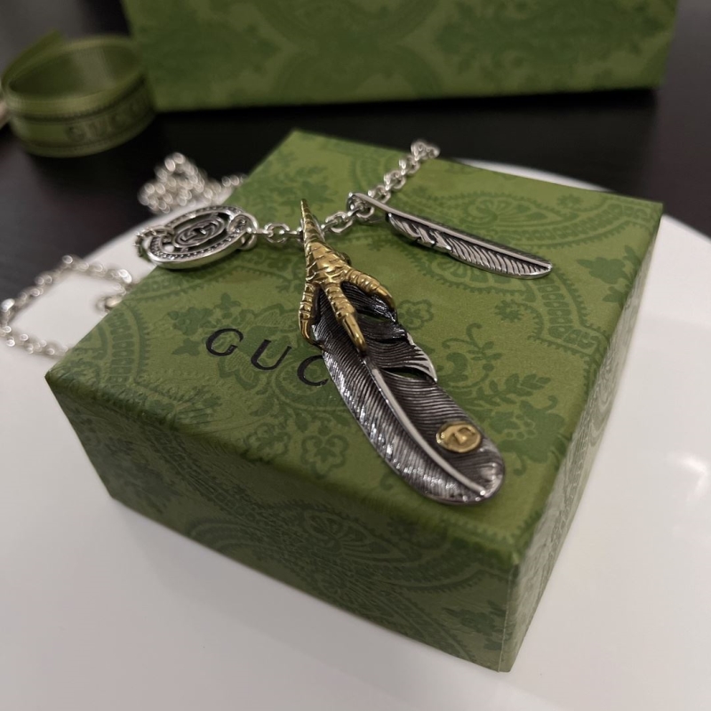 G*u*i necklaces